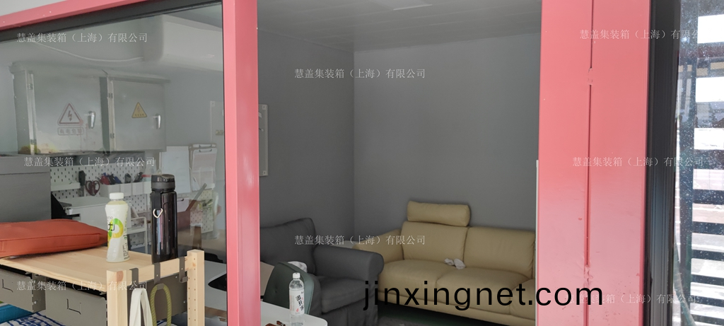 網(wang)毬場集(ji)裝箱(xiang)看(kan)檯